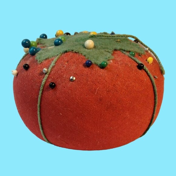 Vintage Tomato Shaped Pin Cushion Strawberry Pins Safety Pins Vintage Grannycore - Picture 6 of 13